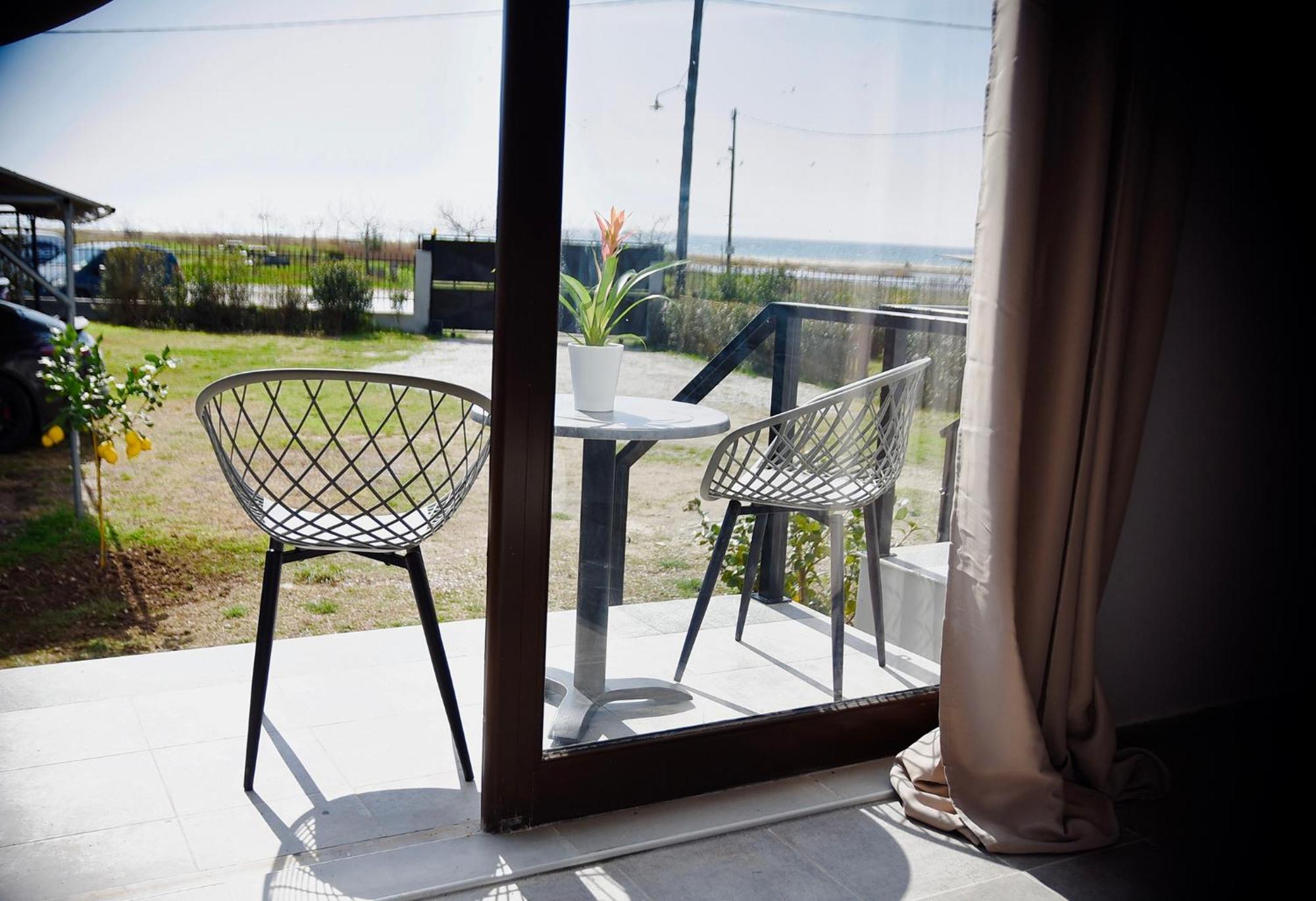 Room Nine 9 Beachfront Apartments Nea Kallikrateia エクステリア 写真