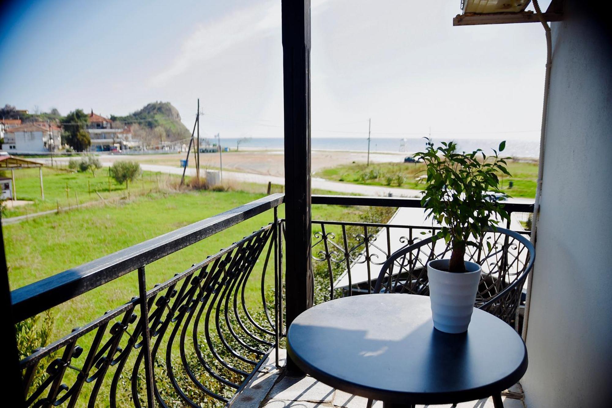 Room Nine 9 Beachfront Apartments Nea Kallikrateia エクステリア 写真