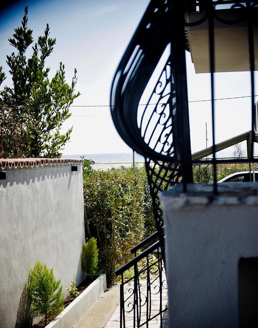 Room Nine 9 Beachfront Apartments Nea Kallikrateia エクステリア 写真