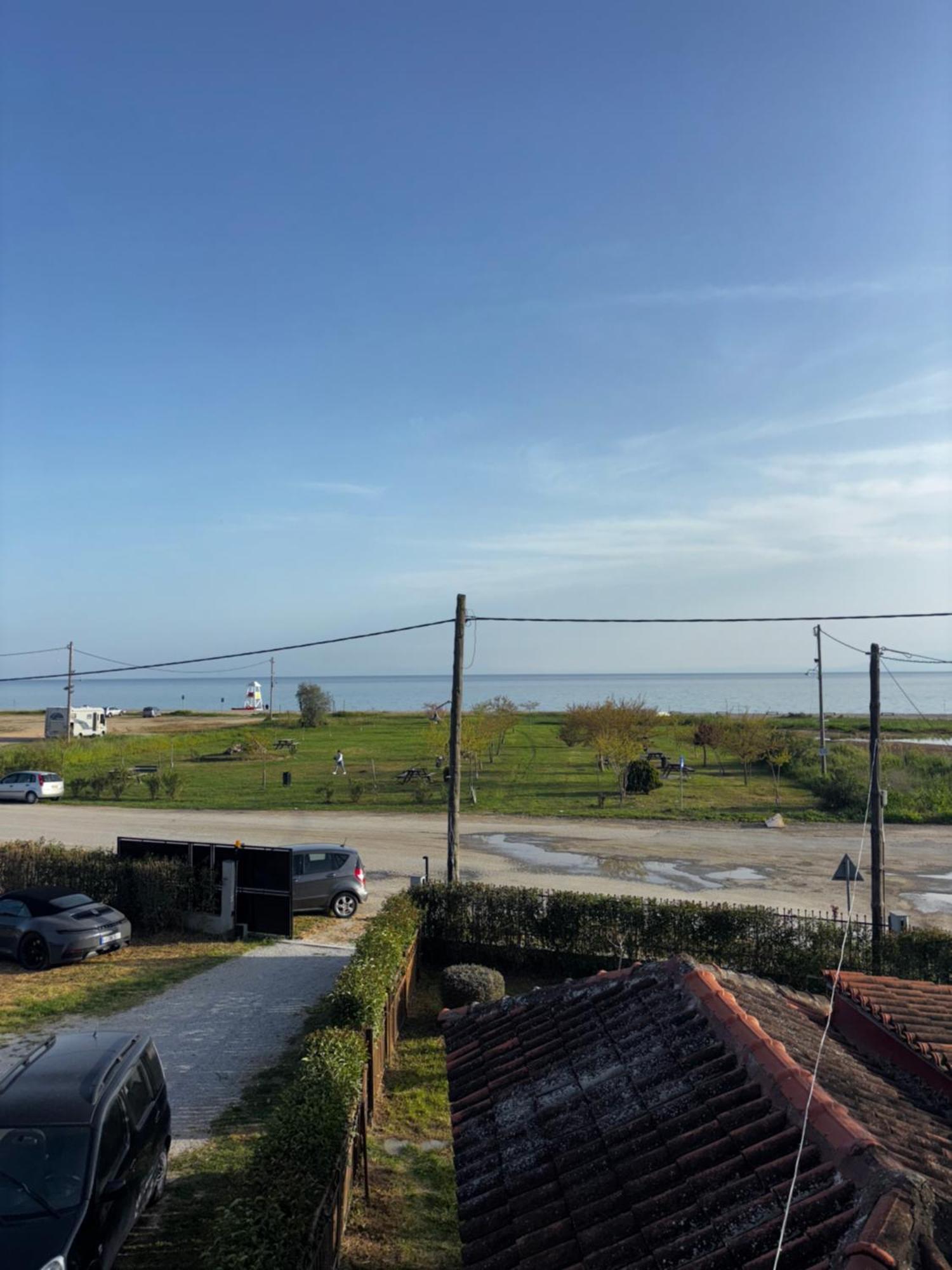 Room Nine 9 Beachfront Apartments Nea Kallikrateia エクステリア 写真